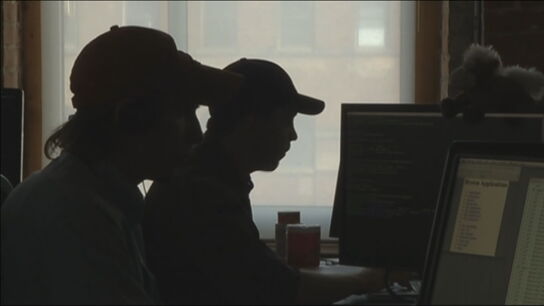 Imagen de dos personas en un ordenador