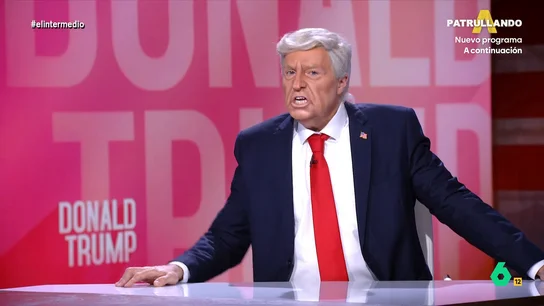 'Donald Trump' amenaza al presidente del Gobierno en El Intermedio: "A Sánchez yo cortar los eggs" Raúl Pérez se convierte en el presidente estadounidense después de que este haya amenazado a nuestro país con cortar las relaciones comerciales. Descubre cómo ha sido su divertida imitación en el vídeo principal.
