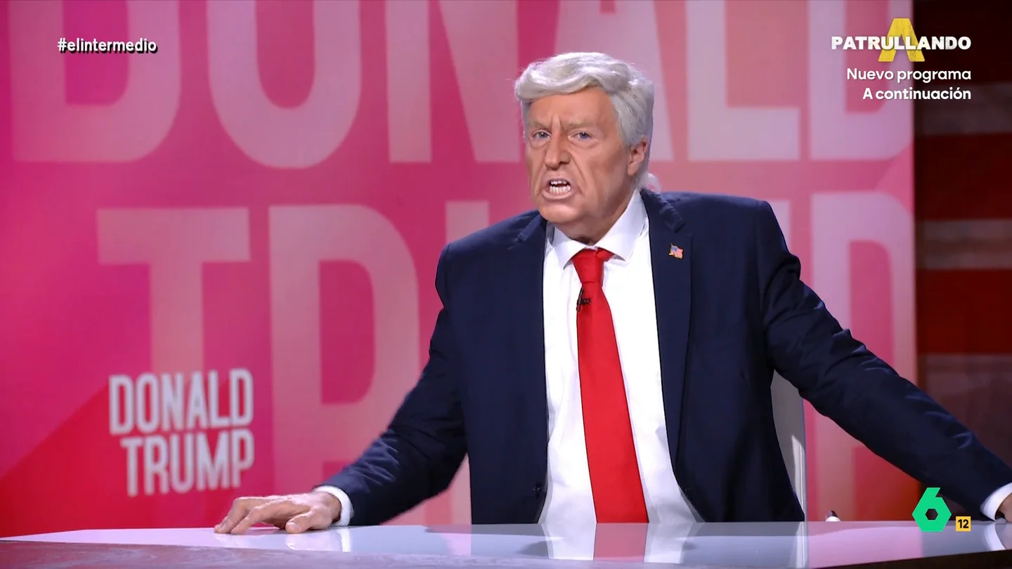 'Donald Trump' amenaza al presidente del Gobierno en El Intermedio: "A Sánchez yo cortar los eggs" Raúl Pérez se convierte en el presidente estadounidense después de que este haya amenazado a nuestro país con cortar las relaciones comerciales. Descubre cómo ha sido su divertida imitación en el vídeo principal.