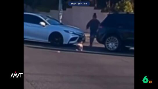 En California, las c&aacute;maras de un veh&iacute;culo han captado c&oacute;mo un beb&eacute; de 19 a&ntilde;os se ca&iacute;a de un coche en marcha. El peque&ntilde;o, que milagrosamente solo tiene heridas leves, viajaba en el asiento del copiloto.