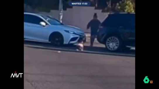 Un bebé de 19 meses sale despedido de un coche en marcha: su madre ha sido detenida y puesta en libertad bajo fianza En California, las cámaras de un vehículo han captado cómo un bebé de 19 años se caía de un coche en marcha. El pequeño, que milagrosamente solo tiene heridas leves, viajaba en el asiento del copiloto.