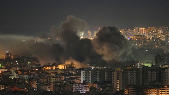 Una gran columna de humo se eleva sobre Dahiye, en Beirut (L&iacute;bano), tras un bombardeo israel&iacute;