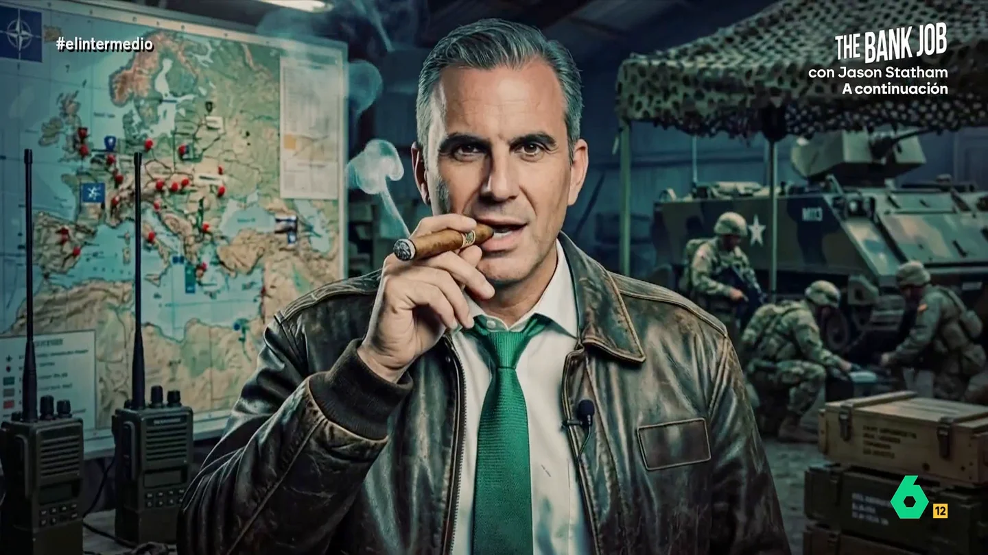 El Intermedio convierte a los 'purgados' de Vox en 'El Equipo A-rriba España': "El papel de Hannibal le pega más a Abascal" Tras la expulsión de José Ángel Antelo, líder y portavoz de Vox en Murcia, el programa ha recurrido a la Inteligencia Artificial para descubrir cómo sería la cabecera de una serie protagonizada por todos los "rebeldes" del partido de ultraderecha.