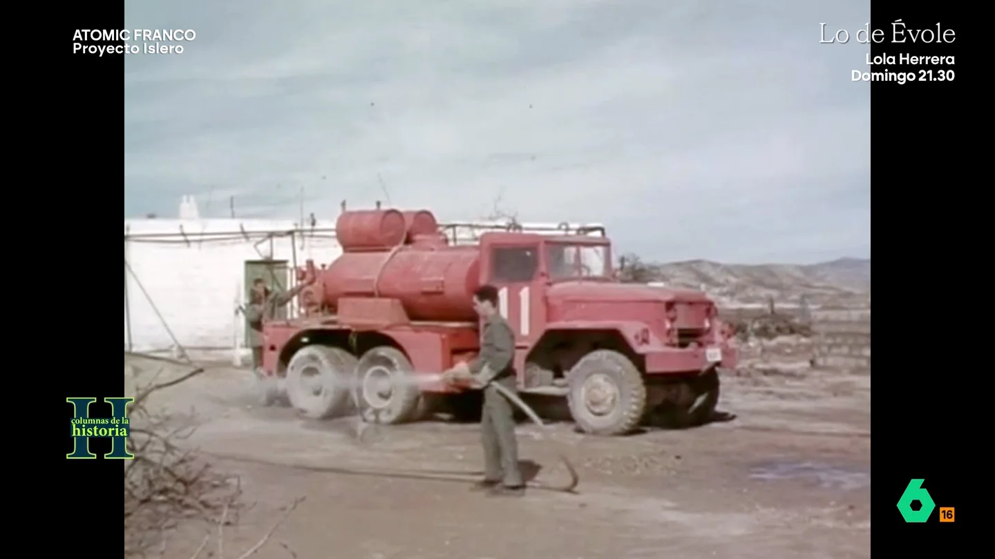 José Herrera denuncia la cuestionable limpieza que se llevó a cabo en Palomares tras el accidente nuclear Tras el incidente de Palomares, el ejército estadounidense fue el encargado de descontaminar la zona. Como indica el investigador, tan solo se llevaron 1.000 metros cúbicos de 27.000 metros cúbicos de tierra contaminada.
