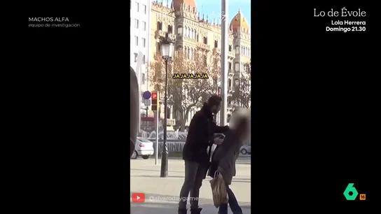 De abordar a mujeres por la calle y besarlas sin consentimiento a 'mentorías' de 3.000 euros: así es el negocio de 'seducción' de Álvaro Reyes Álvaro Reyes, el polémico youtuber que se hizo viral por sus 'cursos' en los que enseñaba a ligar y donde abordaba a mujeres en la calle e incluso las besaba sin consentimiento, defiende que no hay que pedir permiso "siempre que lo hagas con respeto y amor".