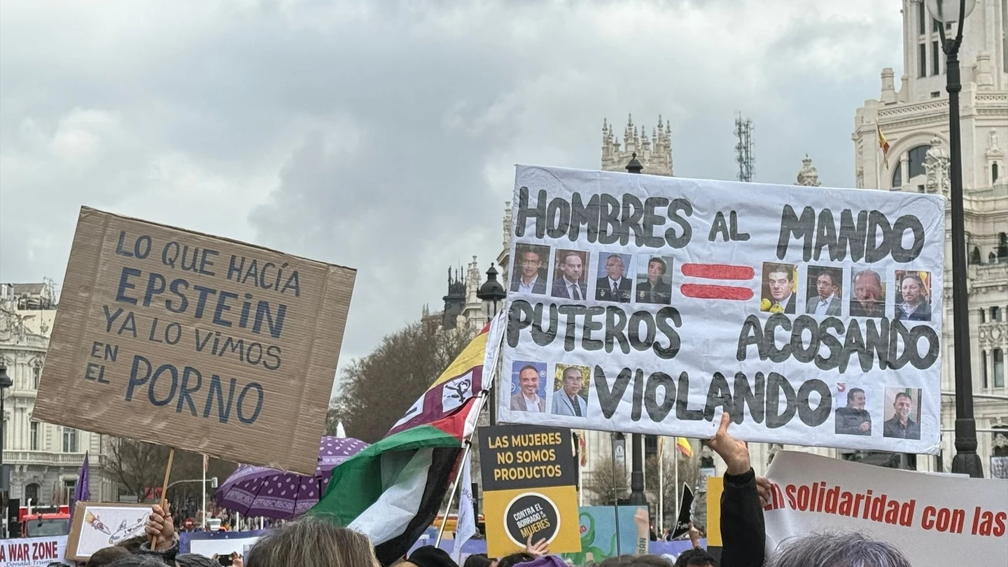 Pancartas y consignas en la manifestación de Madrid: "Lo que hacía Epstein ya lo vimos en el porno". Pancartas y consignas en la manifestación de Madrid: "Lo que hacía Epstein ya lo vimos en el porno".