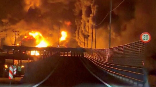 El fuego arde y el humo se eleva desde el dep&oacute;sito de petr&oacute;leo de Aqdasieh en Teher&aacute;n.