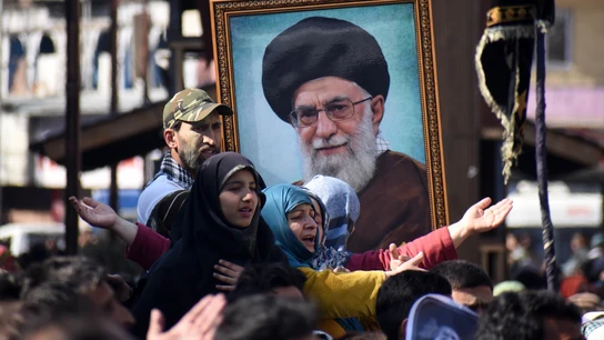 Personas con una imagen de Ali Jamenei Personas con una imagen de Ali Jamenei