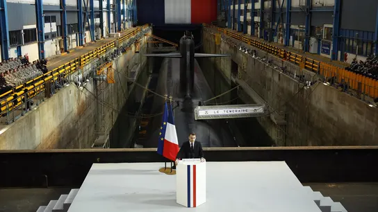 Macron, con un submarino nuclear de fondo Macron, con un submarino nuclear de fondo