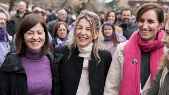 La vicepresidenta segunda del Gobierno y ministra de Trabajo, Yolanda D&iacute;az, la ministra de Juventud e Infancia, Sira Rego, la ministra de Sanidad, M&oacute;nica Garc&iacute;a, antes del inicio de la manifestaci&oacute;n por el 8M.