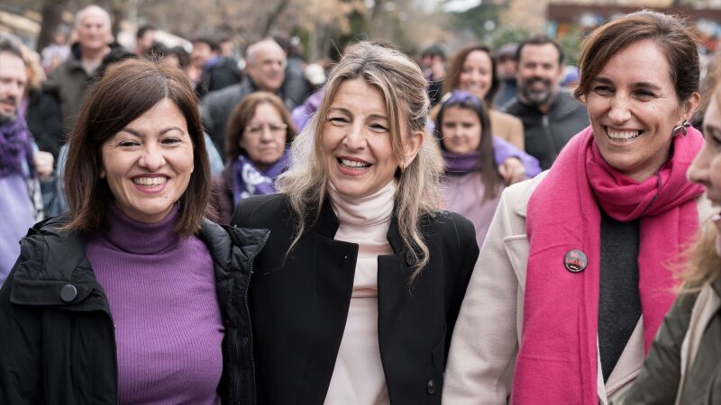 La vicepresidenta segunda del Gobierno y ministra de Trabajo, Yolanda D&iacute;az, la ministra de Juventud e Infancia, Sira Rego, la ministra de Sanidad, M&oacute;nica Garc&iacute;a, antes del inicio de la manifestaci&oacute;n por el 8M.