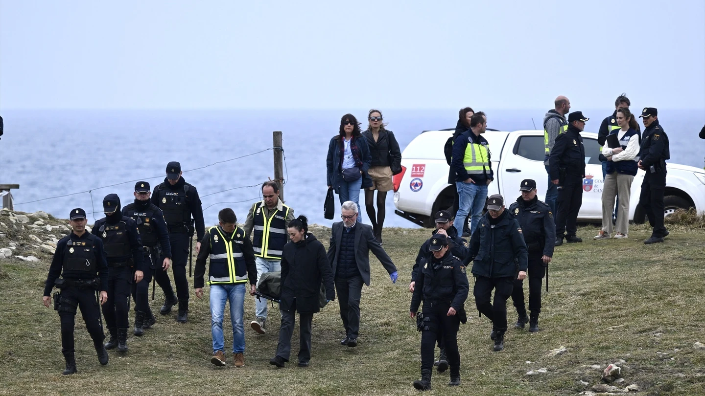 Agentes de los Servicios de Emergencias trabajan en la playa de El Bocal, en Santander. Agentes de los Servicios de Emergencias trabajan en la playa de El Bocal, en Santander.