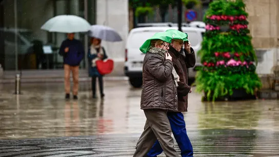 En la imagen varias personas caminan bajo la lluvia por las calles del centro de Castellón. En la imagen varias personas caminan bajo la lluvia por las calles del centro de Castellón.