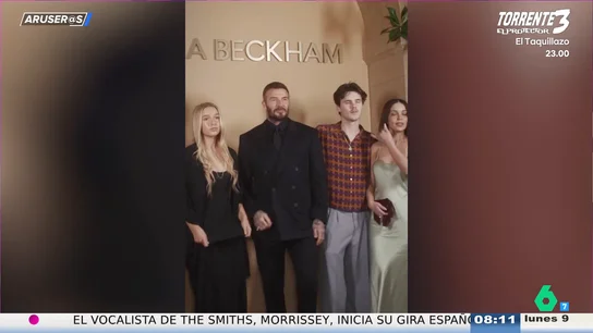 El vídeo de los Beckham apoyando a Victoria Beckham sin Brooklyn en la Semana de la Moda de París: "Demuestran la buena relación" El vídeo de los Beckham apoyando a Victoria Beckham sin Brooklyn en la Semana de la Moda de París: "Demuestran la buena relación"