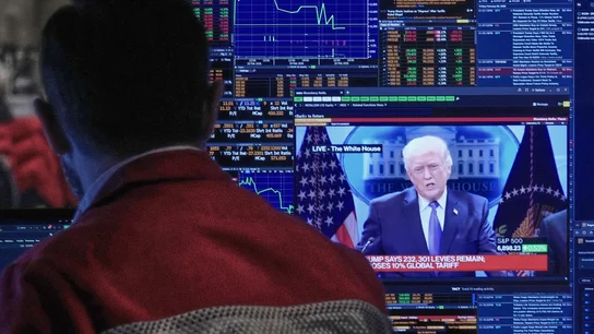 Un 'trader' de la bolsa de Nueva York observa una comparecencia de Donald Trump Un 'trader' de la bolsa de Nueva York observa una comparecencia de Donald Trump