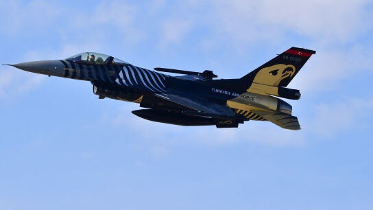 Un piloto de avi&oacute;n acrob&aacute;tico se desempe&ntilde;a con un avi&oacute;n acrob&aacute;tico a&eacute;reo General Dynamics F-16 Solo Turk