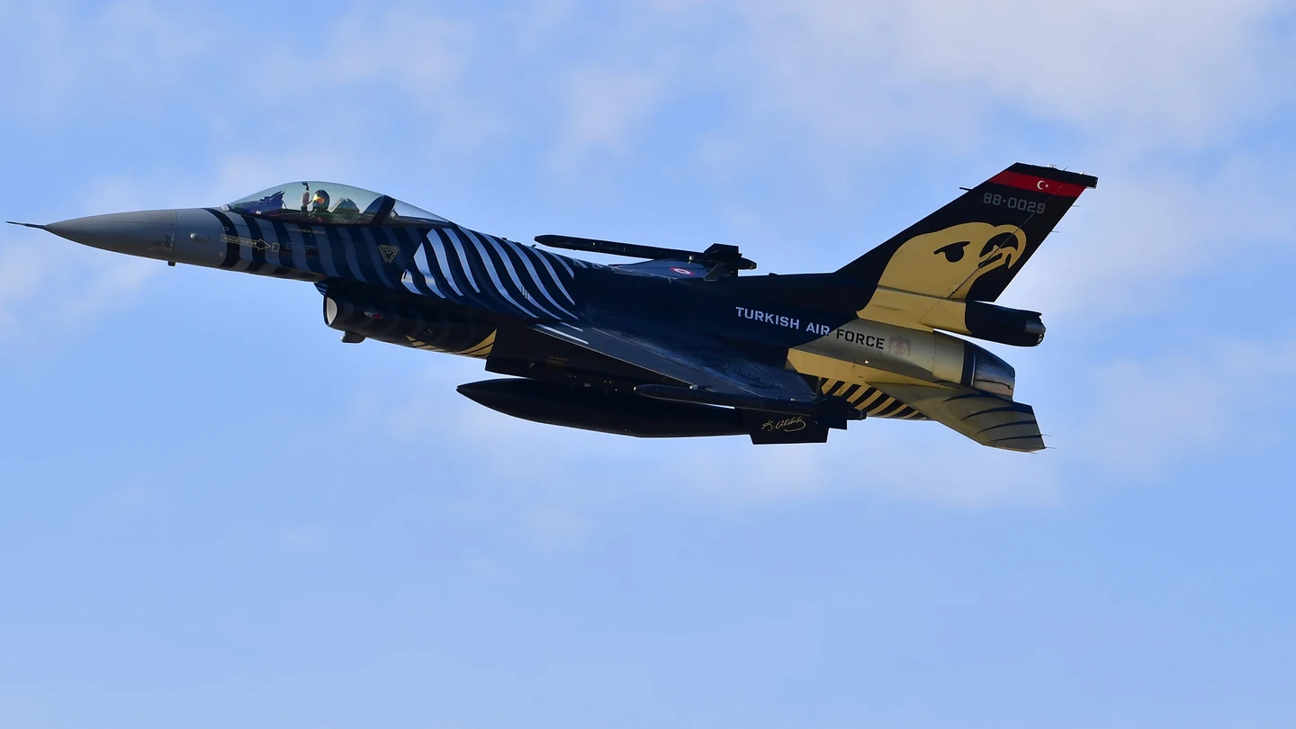 Un piloto de avión acrobático se desempeña con un avión acrobático aéreo General Dynamics F-16 Solo Turk Un piloto de avión acrobático se desempeña con un avión acrobático aéreo General Dynamics F-16 Solo Turk