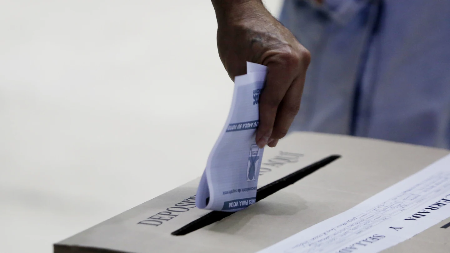 Un hombre deposita un voto en una urna en Cali (Colombia). Un hombre deposita un voto en una urna en Cali (Colombia).