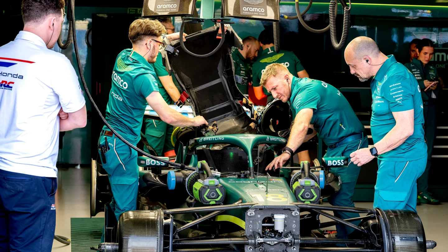 Mecánicos de Aston Martin y de Honda trabajan en el coche de Lance Stroll Mecánicos de Aston Martin y de Honda trabajan en el coche de Lance Stroll