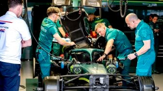 Mec&aacute;nicos de Aston Martin y de Honda trabajan en el coche de Lance Stroll
