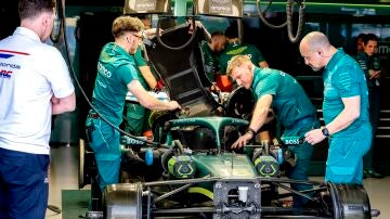 Mec&aacute;nicos de Aston Martin y de Honda trabajan en el coche de Lance Stroll