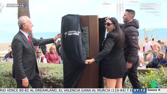 El divertido momento en el que Rossy de Palma descubre su monolito en el Festival de M&aacute;laga: "&iexcl;Espera!"