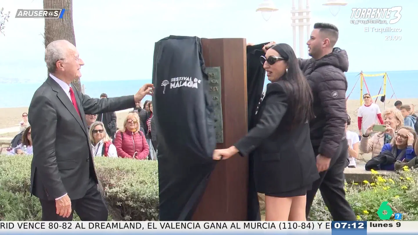 El divertido momento en el que Rossy de Palma descubre su monolito en el Festival de Málaga: "¡Espera!" El divertido momento en el que Rossy de Palma descubre su monolito en el Festival de Málaga: "¡Espera!"