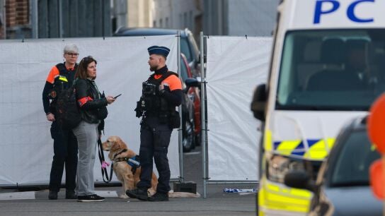 Agentes de la Polic&iacute;a acordonan la zona tras la explosi&oacute;n.