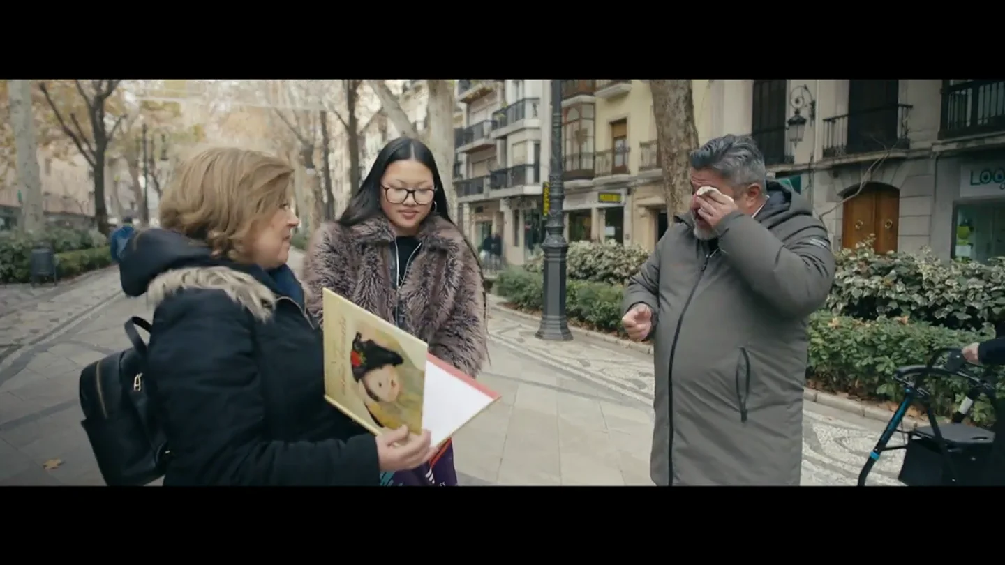 Jalis de la Serna llora al conocer la historia de una joven china que llegó a España siendo un bebé: "Es muy emocionante" Jalis de la Serna llora al conocer la historia de una joven china que llegó a España siendo un bebé: "Es muy emocionante"