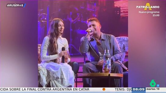 Alejandro Sanz canta con Yami Safdie en directo 'Cu&eacute;ntame', su nuevo tema com&uacute;n que recuerda a sus primeras canciones