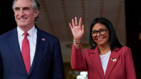 Delcy Rodriguez junto con Doug Burgum