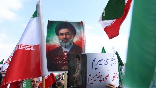 Los iran&iacute;es se re&uacute;nen en la plaza Enqelab para mostrar su apoyo al reci&eacute;n nombrado l&iacute;der supremo, el ayatol&aacute; Mojtaba Khamenei, en Teher&aacute;n, Ir&aacute;n.