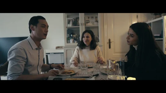 Un médico de Pamplona con origen chino, sobre los prejuicios: "A mi madre siempre le preguntaban si tenía una tienda" Un médico de Pamplona con origen chino, sobre los prejuicios: "A mi madre siempre le preguntaban si tenía una tienda"