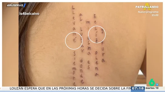 Se hace su primer tatuaje y se lo tatúan con las faltas de ortografía que ella escribió: "Llevamé siempre al lugar donde mi alma es felíz..." Se hace su primer tatuaje y se lo tatúan con las faltas de ortografía que ella escribió: "Llevamé siempre al lugar donde mi alma es felíz..."