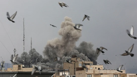 Humo tras una explosión, después de que Israel y EEUU lanzaran ataques contra Irán Humo tras una explosión, después de que Israel y EEUU lanzaran ataques contra Irán