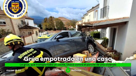 El suceso ha ocurrido en Los Barrios, C&aacute;diz, cuando una gr&uacute;a que transportaba un coche, perdi&oacute; el control y acab&oacute; empotrada en el porche de una vivienda. La principal hip&oacute;tesis es un fallo en los frenos. Afortunadamente, no hay heridos.