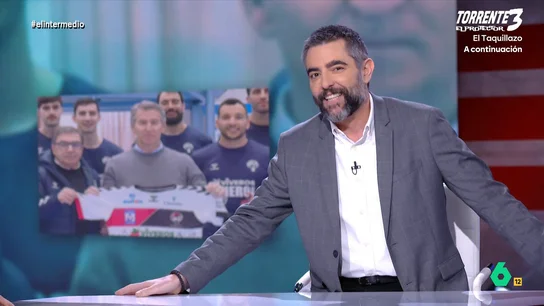 Dani Mateo afirma que los políticos son "expertos en pelotas": "Feijóo en balonmano, Sánchez en baloncesto y Abascal en rascárselas" Dani Mateo afirma que los políticos son "expertos en pelotas": "Feijóo en balonmano, Sánchez en baloncesto y Abascal en rascárselas"