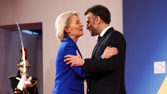 La presidenta de la Comisi&oacute;n Europea, Ursula Von der Leyen, saluda al presidente de Francia, Emmanuel Macron