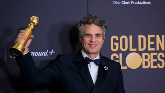 El actor estadounidense Mark Ruffalo posa con el premio a la mejor pel&iacute;cula, musical o comedia por "Poor Things" durante la 81&ordf; edici&oacute;n de los Premios Globo de Oro en The Beverly Hilton.