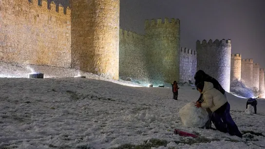 Varias personas juegan con la nieve tras las precipitaciones caídas en Ávila Varias personas juegan con la nieve tras las precipitaciones caídas en Ávila