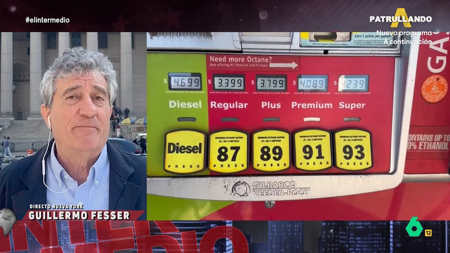 Guillermo Fesser explica cómo está afectando la subida de la gasolina en Estados Unidos: "La gente ya estaba asfixiada" Desde Nueva York, Guillermo Fesser analiza la situación de los precios en Estados Unidos ante la subida de los combustibles por la guerra en Irán. En este vídeo, explica la preocupación en un país que "no tiene piernas y se mueve en coche".