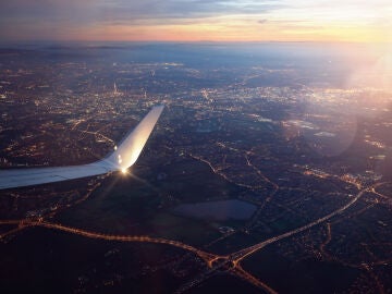 Avi&oacute;n en el aire sobre una ciudad