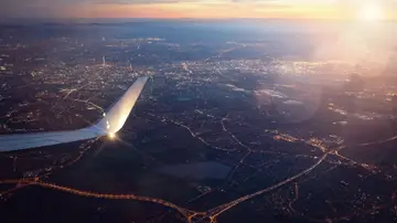 Avión en el aire sobre una ciudad Avión en el aire sobre una ciudad