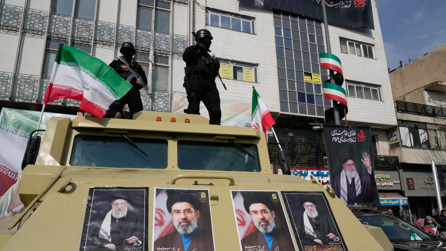 Policías iraníes subidos a un vehículo con fotografías del ayatolá Mojtaba Jamenei en Teherán Policías iraníes subidos a un vehículo con fotografías del ayatolá Mojtaba Jamenei en Teherán