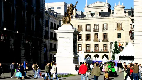 Estatua de Pedro Velarde en la Plaza Porticada Estatua de Pedro Velarde en la Plaza Porticada