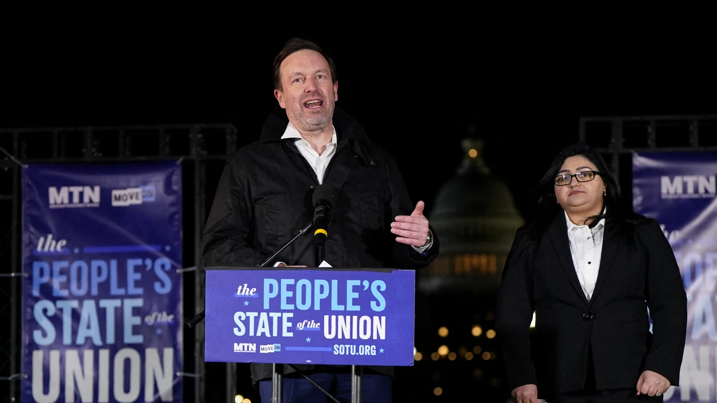 El senador demócrata Chris Murphy, durante el acto paralelo al discurso del Estado de la Unión de Trump en las afueras del Capitolio El senador demócrata Chris Murphy, durante el acto paralelo al discurso del Estado de la Unión de Trump en las afueras del Capitolio