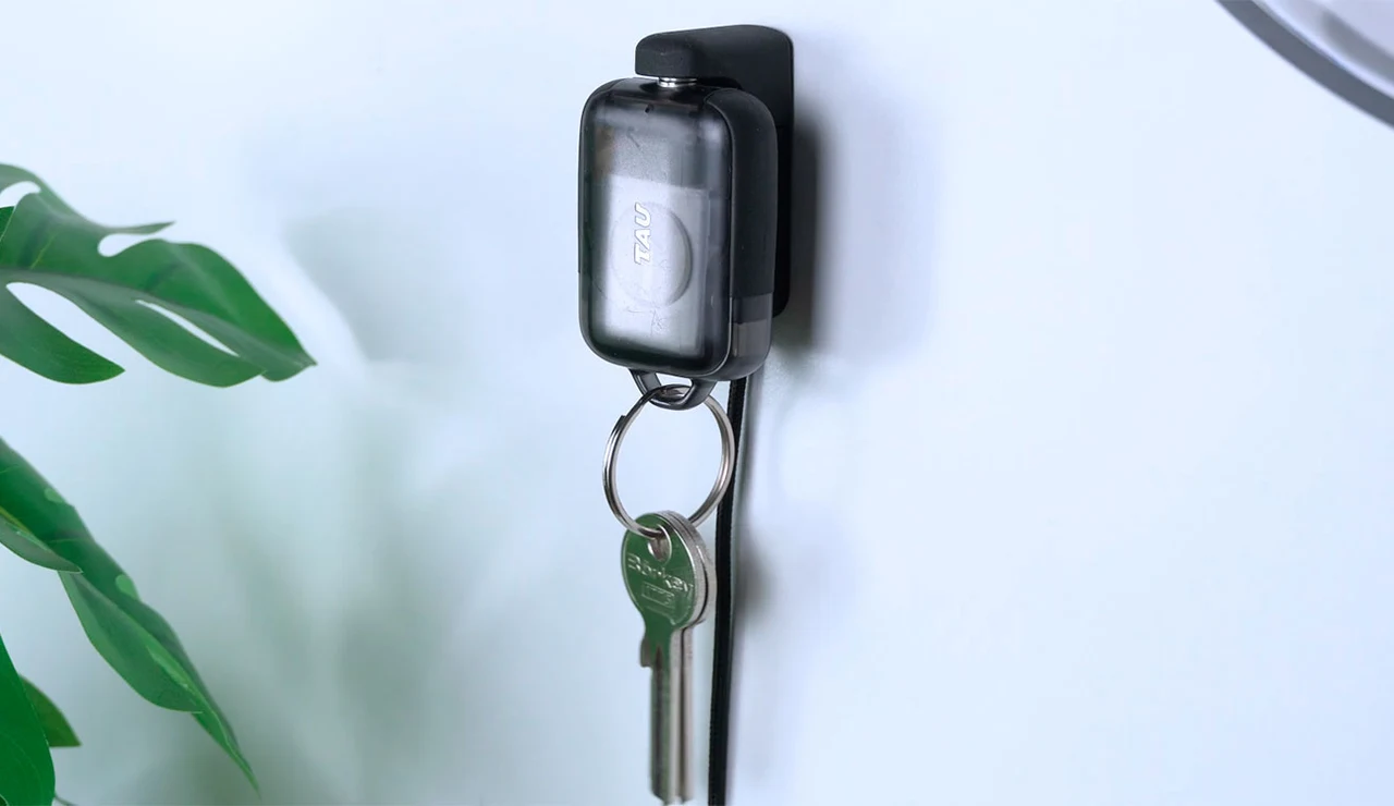 La batería cargando junto a las llaves