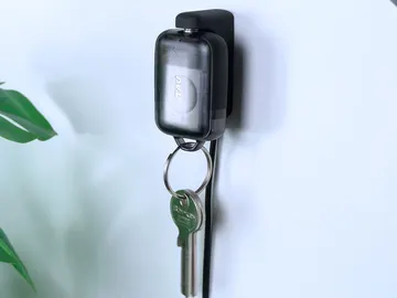 La batería cargando junto a las llaves La batería cargando junto a las llaves