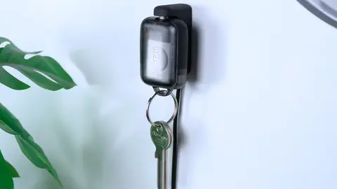 La batería cargando junto a las llaves La batería cargando junto a las llaves