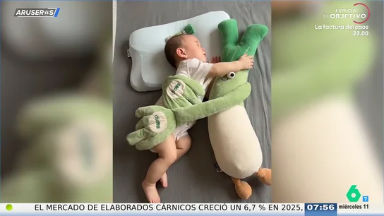 "Hay que comprárselo al mono Punch": Alfonso Arús, tras ver el peluche que abraza y da palmaditas en el culete a los bebés "Hay que comprárselo al mono Punch": Alfonso Arús, tras ver el peluche que abraza y da palmaditas en el culete a los bebés